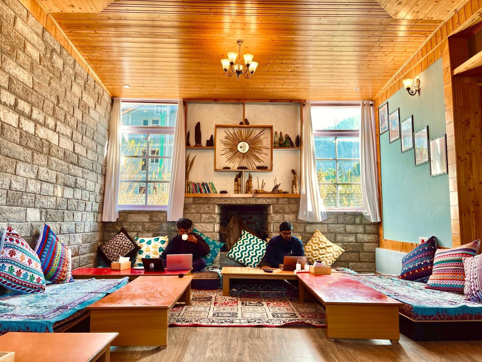 Fluestern Hostel And Cafe Nagar  ภายนอก รูปภาพ