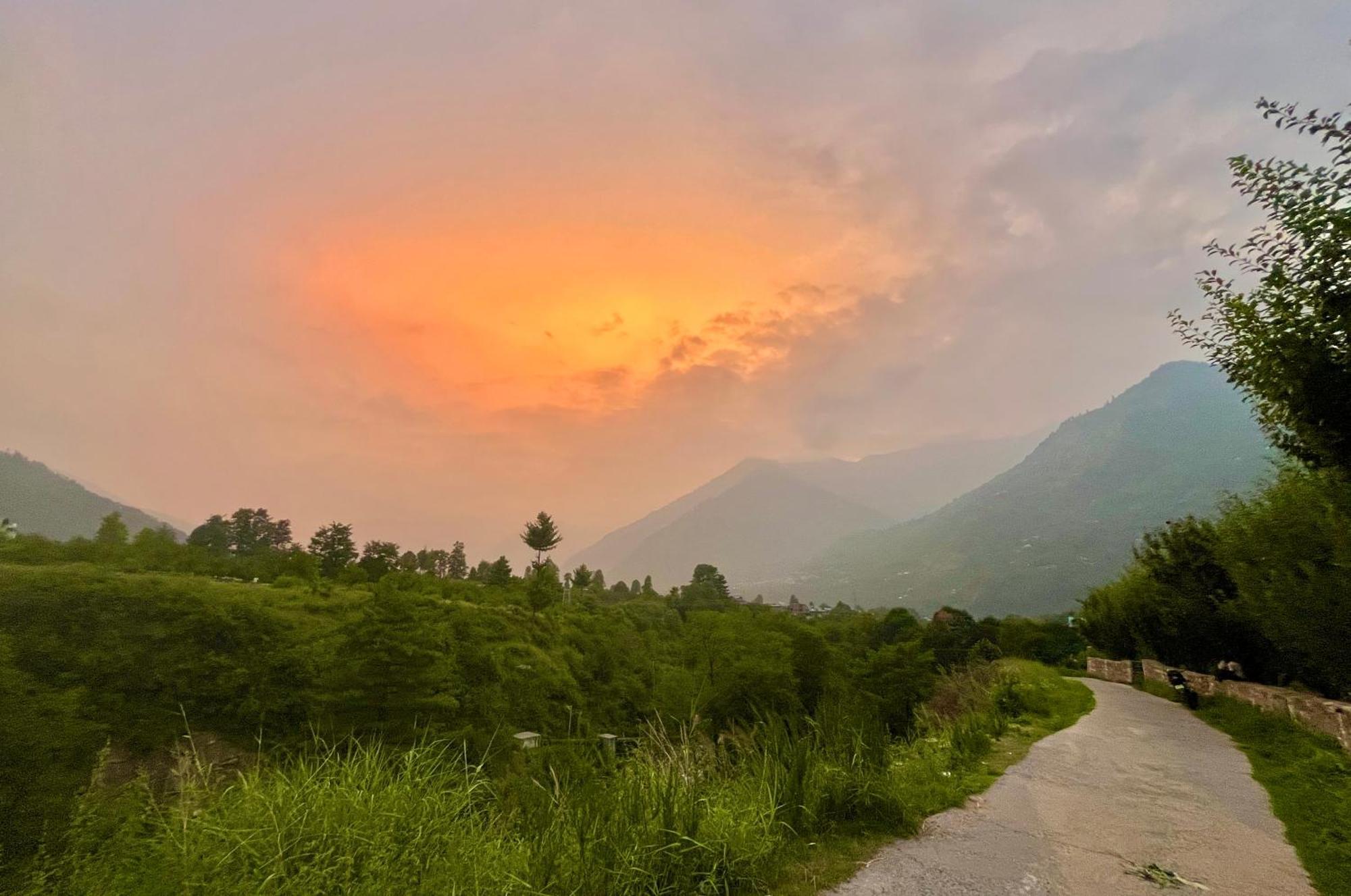 Fluestern Hostel And Cafe Nagar  ภายนอก รูปภาพ