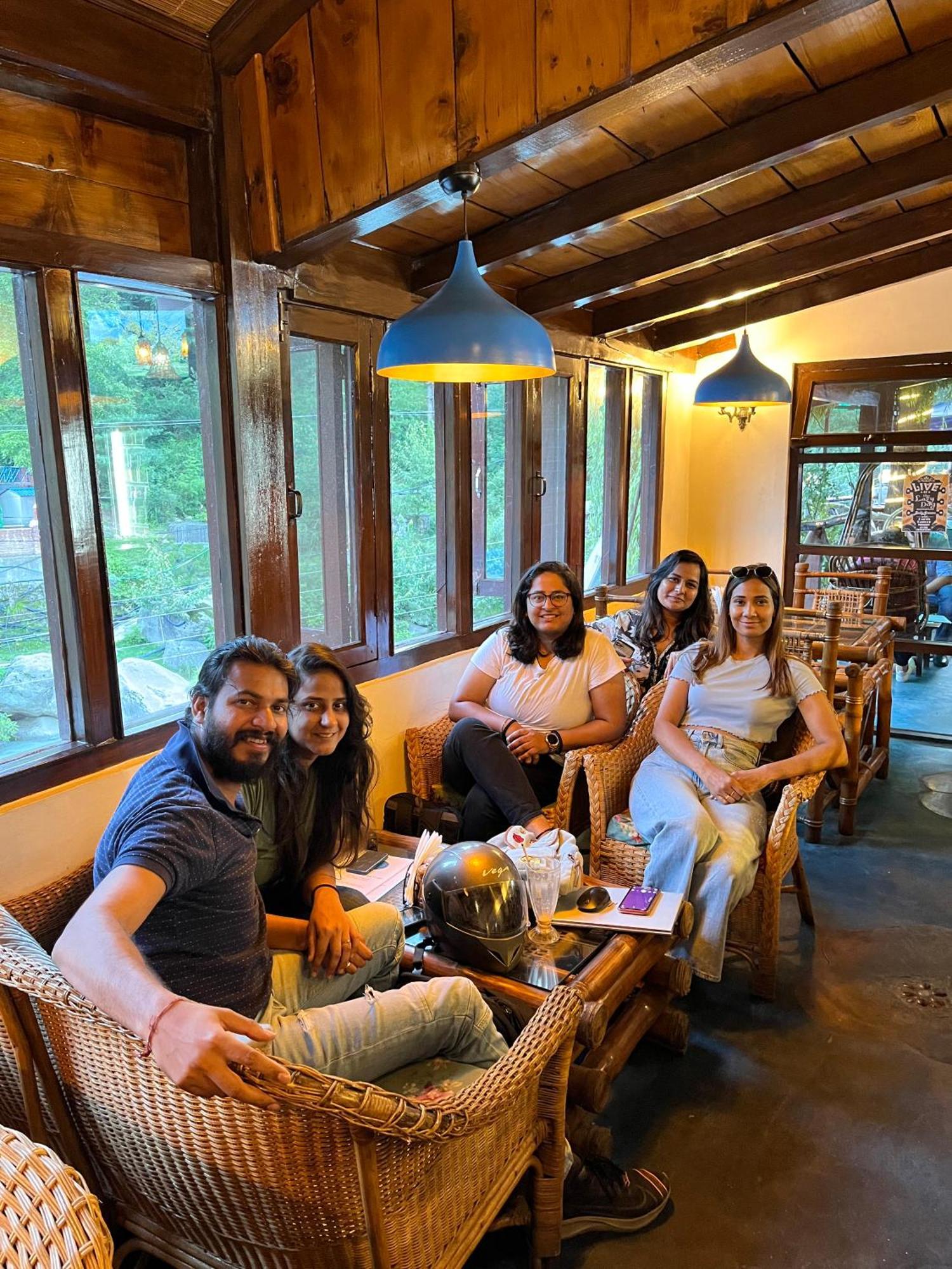 Fluestern Hostel And Cafe Nagar  ภายนอก รูปภาพ