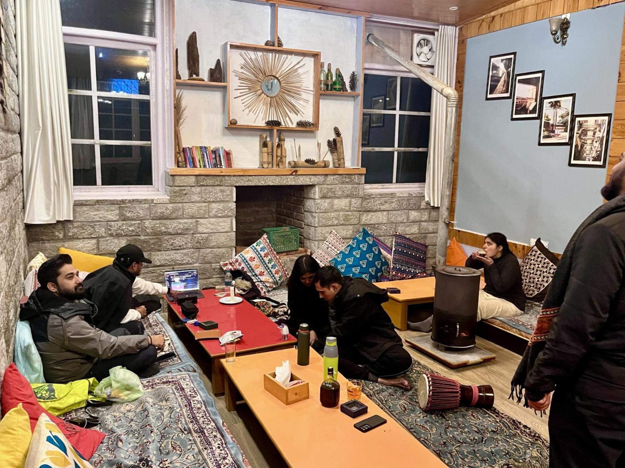 Fluestern Hostel And Cafe Nagar  ภายนอก รูปภาพ