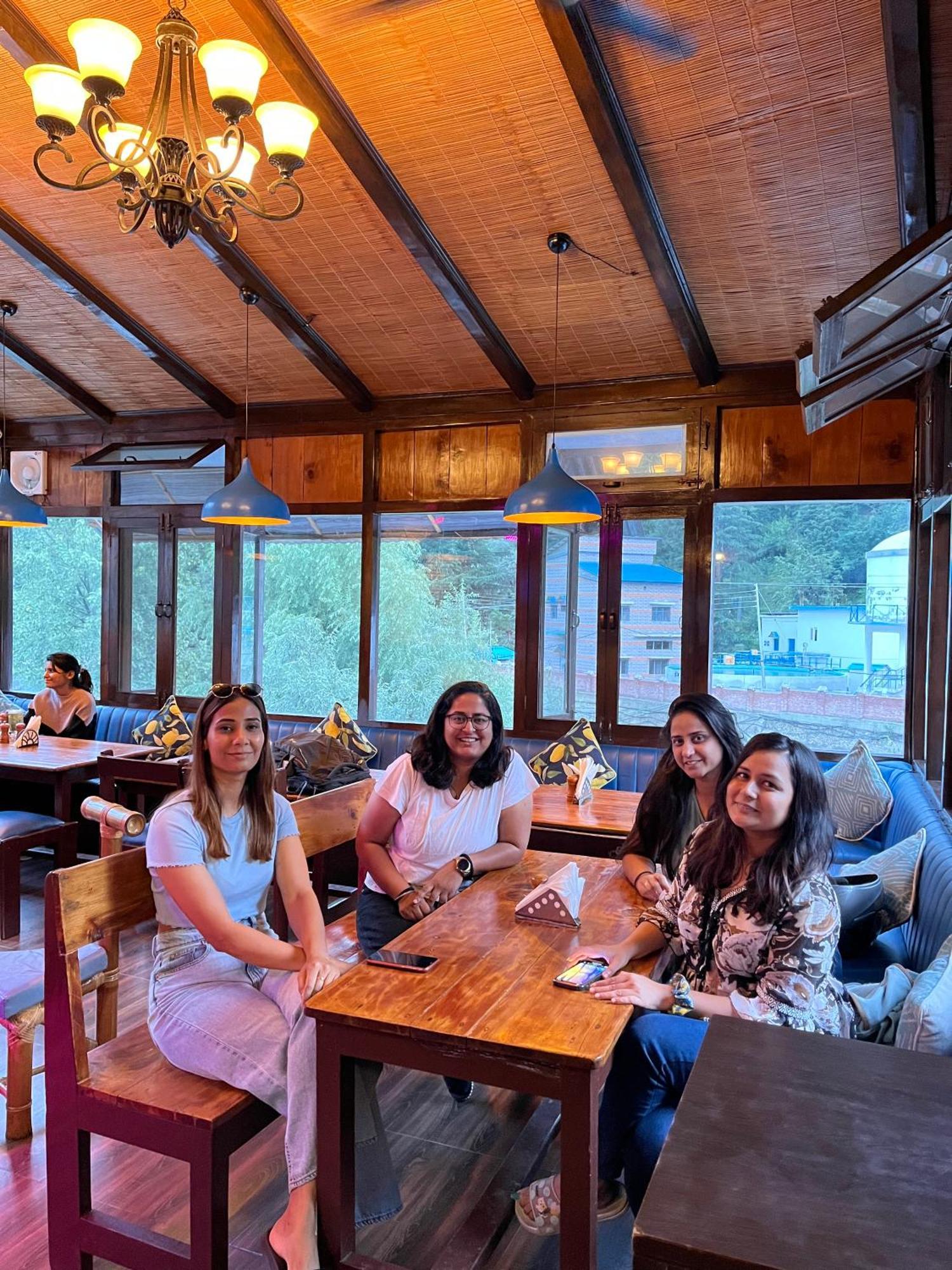 Fluestern Hostel And Cafe Nagar  ภายนอก รูปภาพ